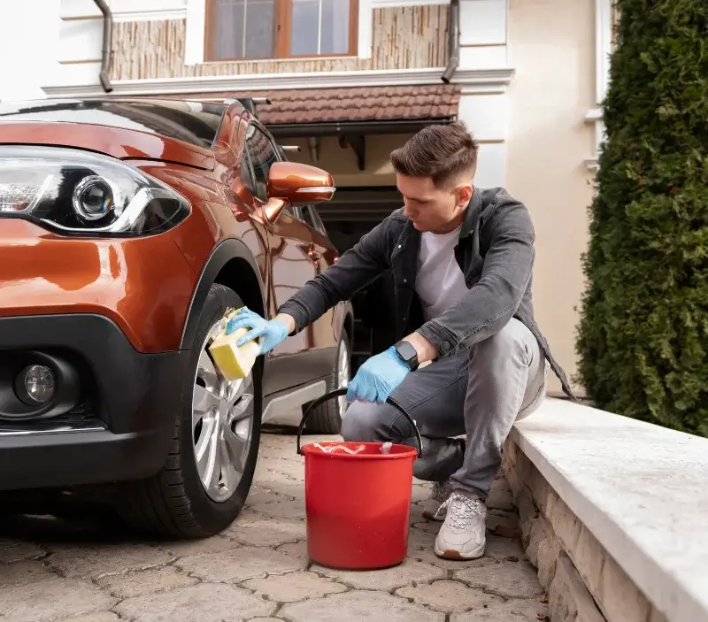 Lavage auto à domicile Chauffour-sur-Vell : professionnel intervenant sur un véhicule